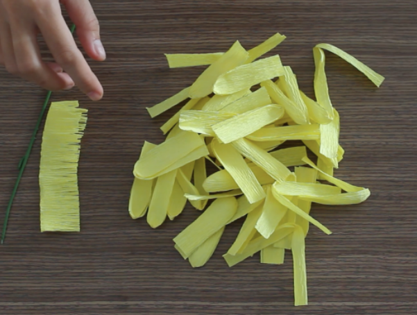 Học ngay cách làm hoa cúc đại đóa bằng giấy nhún