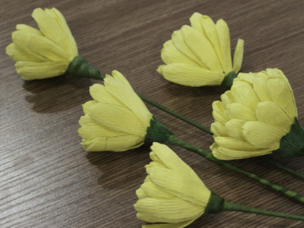 Học ngay cách làm hoa cúc đại đóa bằng giấy nhún