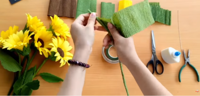 Hô biến cách làm hoa hướng dương từ giấy nhún