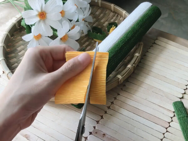 Cách làm hoa cúc họa mi bằng giấy nhún