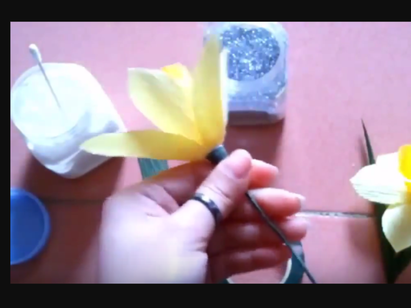Các bước làm hoa thủy tiên bằng giấy nhún đơn giản 