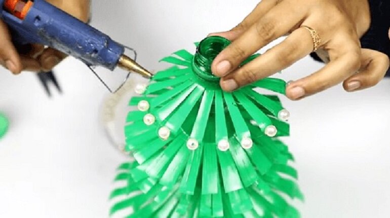 Độc đáo với ý tưởng dùng vỏ nhựa làm cây thông Noel