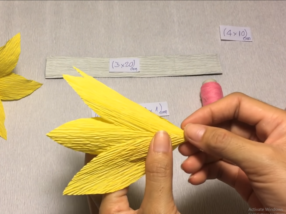 Cách làm hoa ly đơn giản từ giấy nhún