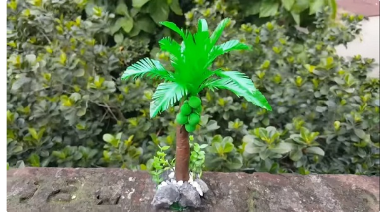 Tái chế vỏ chai nhựa thành cây dừa độc đáo, lạ mắt và thu hút ánh nhìn