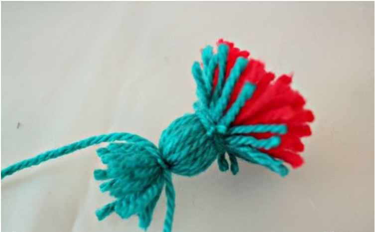 Lạ mắt với tạo hình nên những bông hoa cẩm chướng đỏ bằng các sợi len!