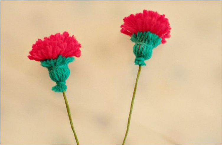 Lạ mắt với tạo hình nên những bông hoa cẩm chướng đỏ bằng các sợi len!